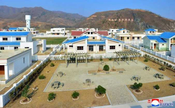 朝鲜：金野郡龙源等农场的劳动者分配到了新房