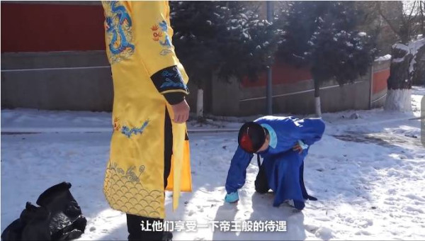 父亲雪天扮太监下跪赚救命钱