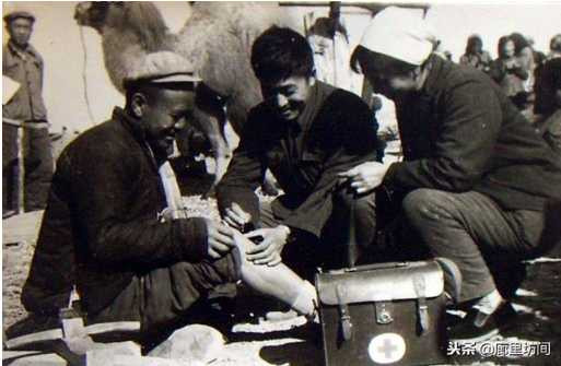 老照片:广阔天地把根扎 1968年到1985年遍布乡村的赤脚医生