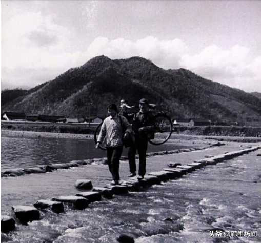 老照片:广阔天地把根扎 1968年到1985年遍布乡村的赤脚医生
