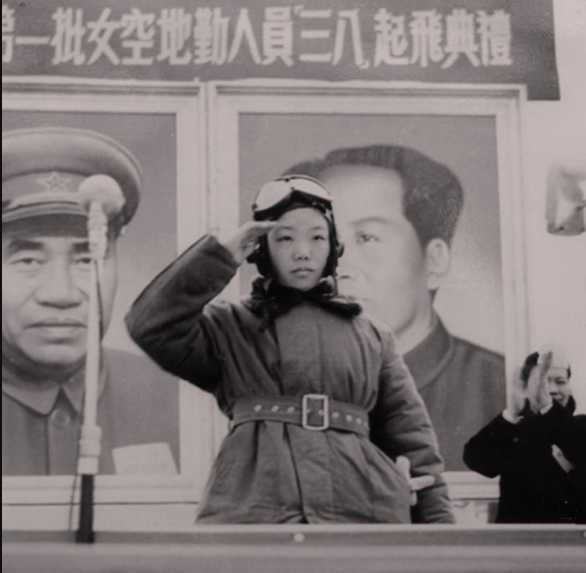 庆祝三八节：1952年3月8日 新中国第一批女飞行员飞过天安门上空