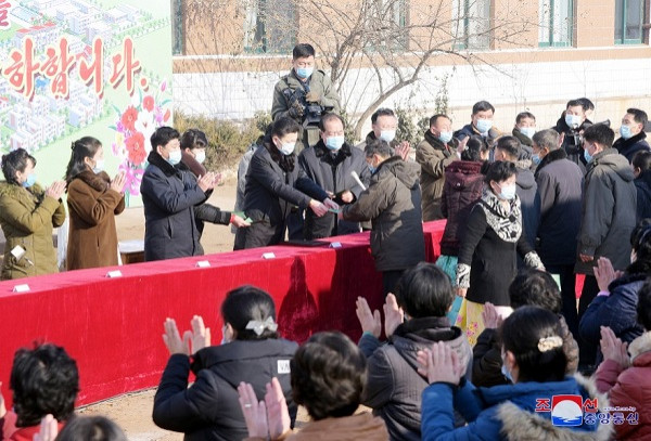 朝鲜:平壤市和平安北道、咸镜北道、咸镜南道一些农村喜乔迁