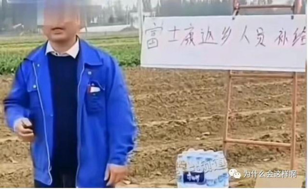 大老板对逃离富士康的员工百般辱骂，而老百姓却对他们提供饮食，你还不懂亲不亲阶级分吗？！