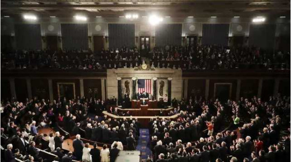 特朗普国会演讲受好评,全场起立鼓掌