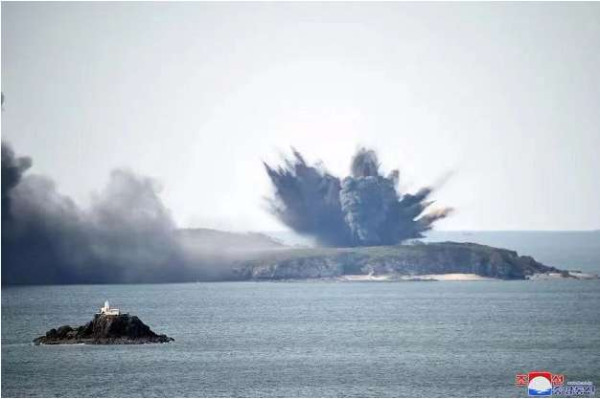 金正恩指导人民军远程炮兵部队和空军飞行队火力打击训练