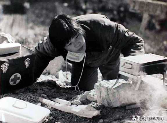 老照片:广阔天地把根扎 1968年到1985年遍布乡村的赤脚医生