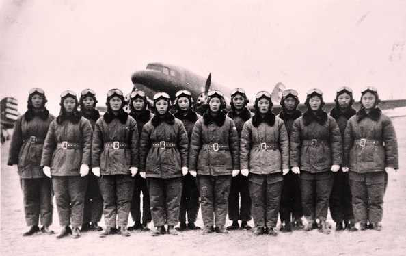 庆祝三八节：1952年3月8日 新中国第一批女飞行员飞过天安门上空