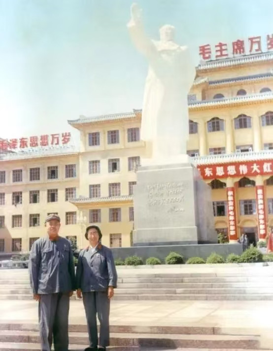 李克勤:海军大院毛主席挥手像和毛主席万岁