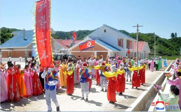 朝鲜平安北道慈江道江原道两江道多个农村转变成为幸福家园，劳动群众换新房