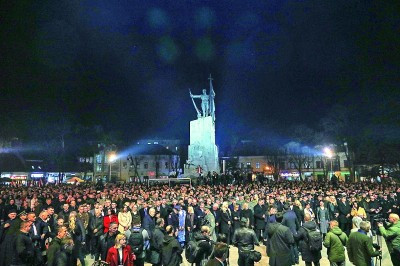 塞尔维亚勇士广场悼念遇难同胞