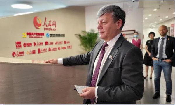 临别北京，结束访问：俄共中央新闻代表团登机前要求拜谒毛主席纪念堂