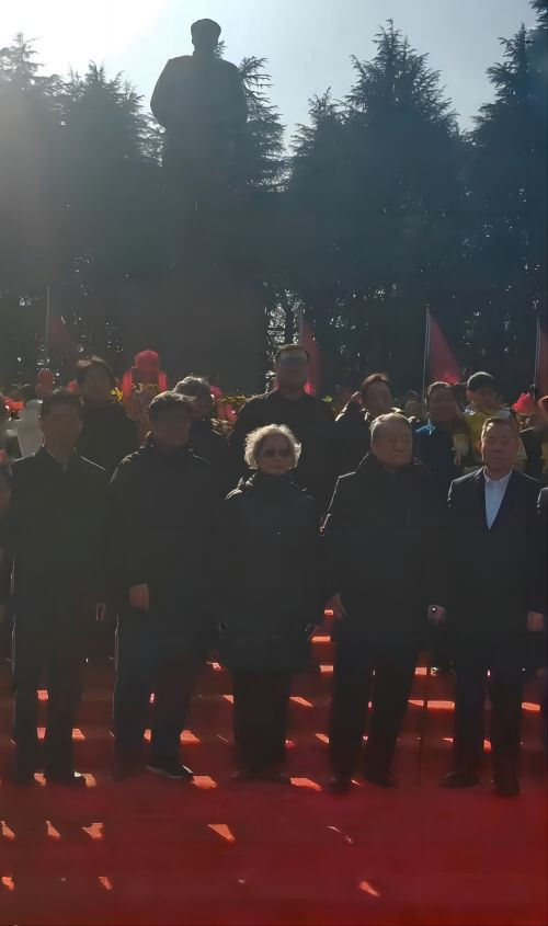 12月24日毛远新和夫人去韶山广场纪念毛主席诞辰130周年