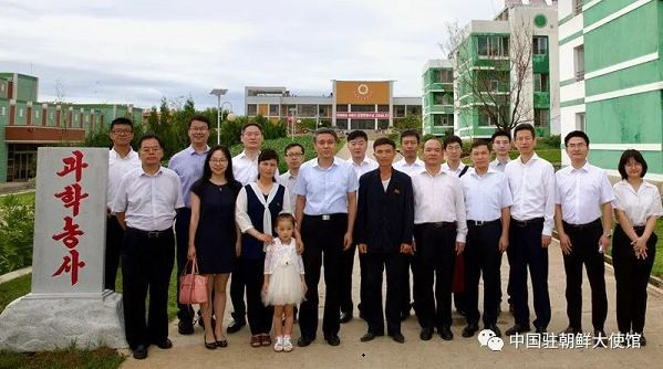 王亚军大使走访将泉蔬菜专业合作农场职工家庭