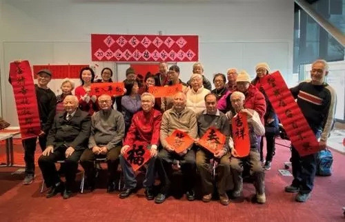 备年货、写春联 春节没到华侨华人们已经忙活起来了