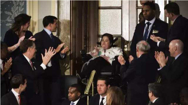 特朗普国会演讲受好评,全场起立鼓掌