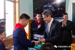 中朝友谊薪火相传——中国外交官走进东平壤第一中学“毛泽东班”
