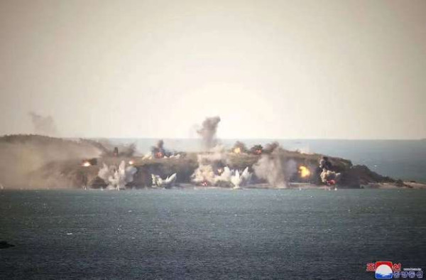 金正恩指导人民军远程炮兵部队和空军飞行队火力打击训练