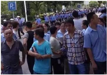 “人民”法院公判大会审判8名违法讨薪者（综合）