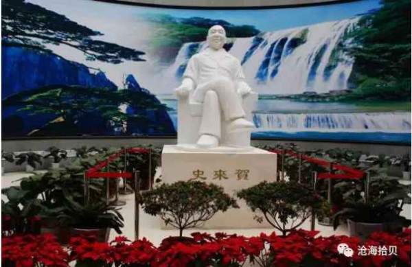 以毛泽东思想为指针坚定不移走社会主义道路的楷模