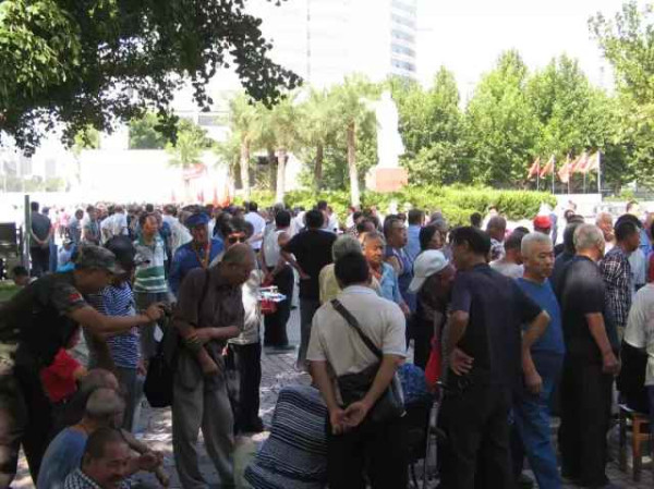 各地人民自发纪念毛主席逝世40周年