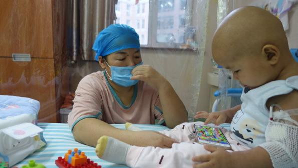 父亲雪天扮太监下跪赚救命钱