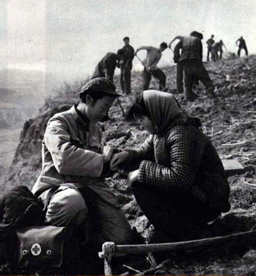 老照片:广阔天地把根扎 1968年到1985年遍布乡村的赤脚医生
