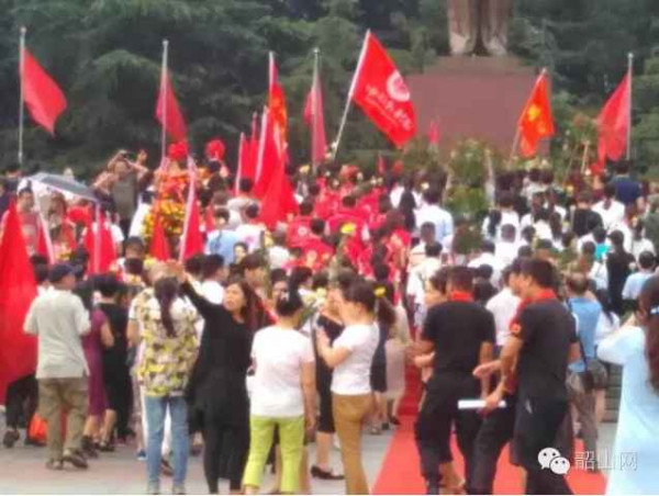 各地人民自发纪念毛主席逝世40周年