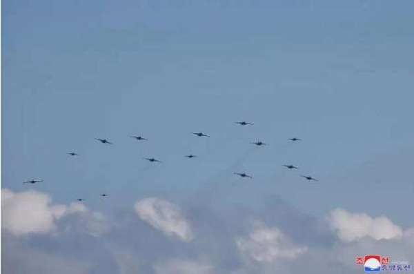 金正恩指导人民军远程炮兵部队和空军飞行队火力打击训练