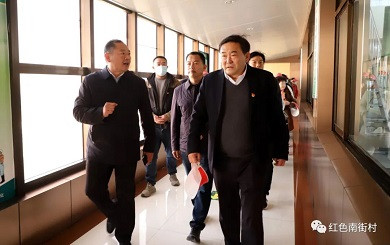 “南街村，我们永远学习的榜样”