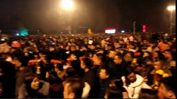 昨晚，韶山广场人潮如海！10万群众给主席拜年！