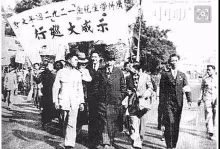 今天的青年人，干什么更有益于人民呢？