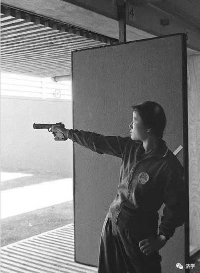 1974年亚运会我女运动员的连衣裙是江青设计的？