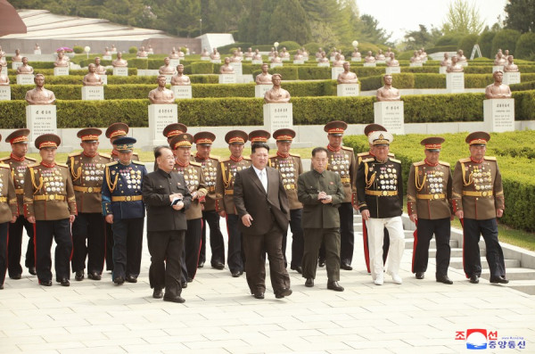 朝中社：敬爱的金正恩同志参谒大城山革命烈士陵园