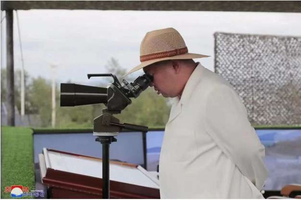 金正恩指导人民军远程炮兵部队和空军飞行队火力打击训练