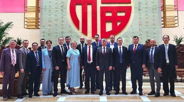 临别北京，结束访问：俄共中央新闻代表团登机前要求拜谒毛主席纪念堂