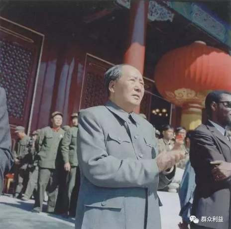毛泽东“一切为了群众，一切依靠群众，从群众中来、到群众中去”！