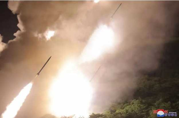 金正恩指导人民军远程炮兵部队和空军飞行队火力打击训练