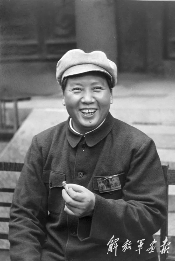 深情缅怀伟人！重温《解放军画报》中毛主席与士兵在一起的经典画面