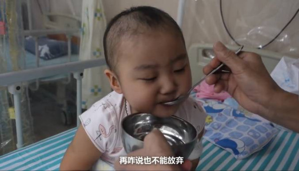 父亲雪天扮太监下跪赚救命钱