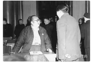 毛主席的背影