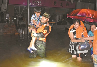 强台风“山竹”过境 沿线军民全力投入抢险救灾