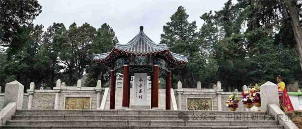 故土甘泉慰英烈——中国驻朝鲜使馆祭扫开城中国人民志愿军烈士陵园