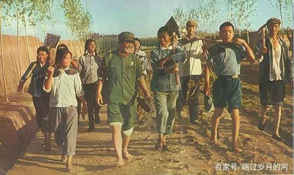一组知青上山下乡插队的彩色照片
