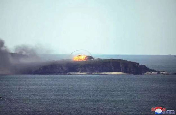 金正恩指导人民军远程炮兵部队和空军飞行队火力打击训练