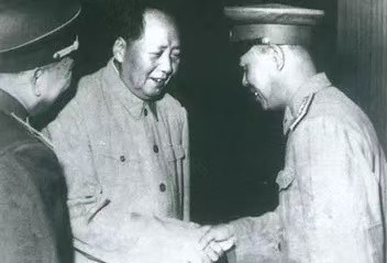 李克勤:唯有在毛泽东文化氛围里,岳振华才能率部实现人类导弹击落高空侦察机零的突破,是不是?