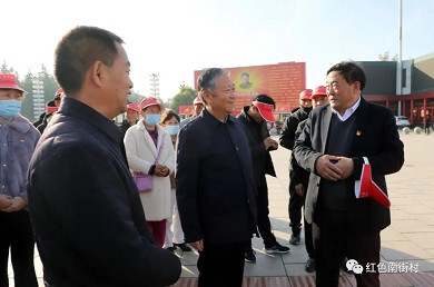 “南街村，我们永远学习的榜样”