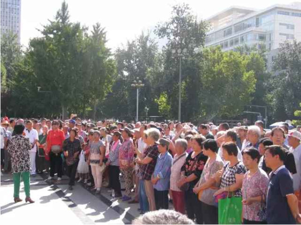 各地人民自发纪念毛主席逝世40周年