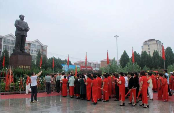 河北：刘现庄村举行纪念毛主席逝世47周年拜谒活动