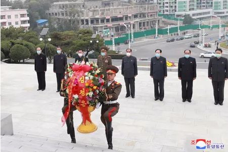 金正恩同志分别向辽宁省沈阳市抗美援朝烈士陵园和丹东市抗美援朝纪念塔送花篮，以纪念中国人民志愿军赴朝参战７０周年