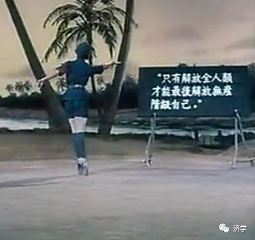 李克勤|全民皆兵：女民兵背着小孩拿着鱼叉投入战斗